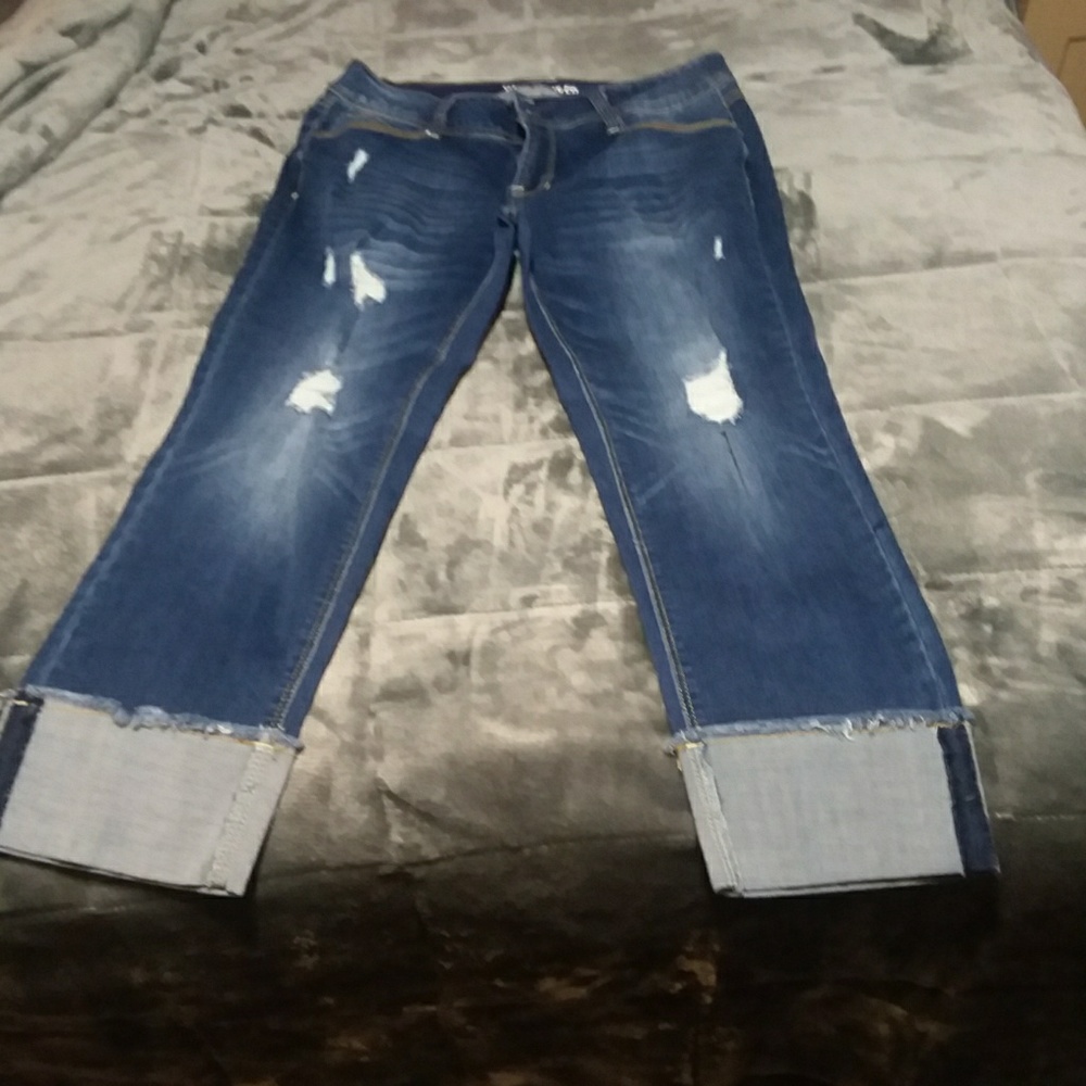 Size 13 Wallflower Liscious Curvy Fit Capris